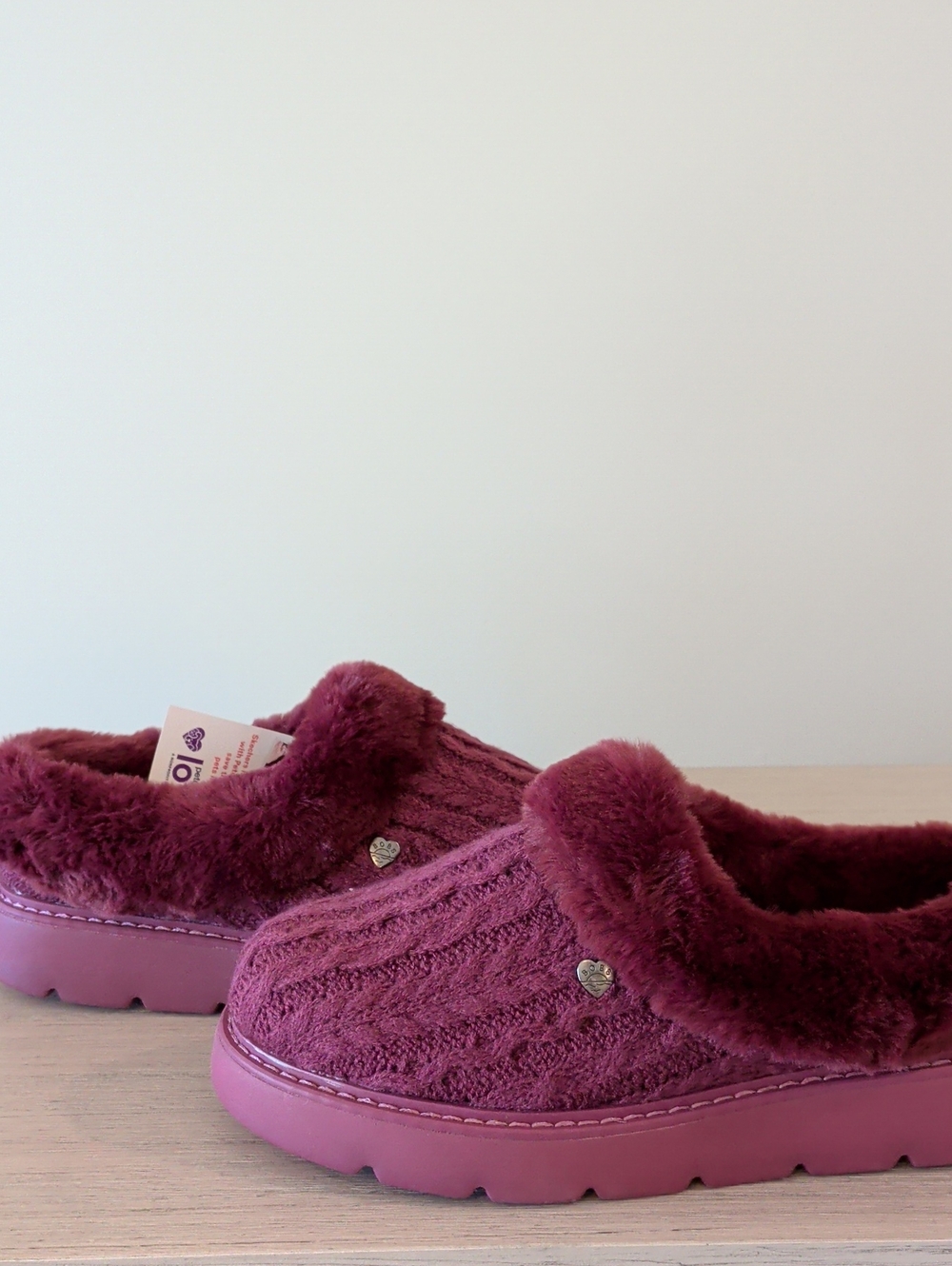 Skechers Bob's NWT 8 Sweater Slippers
